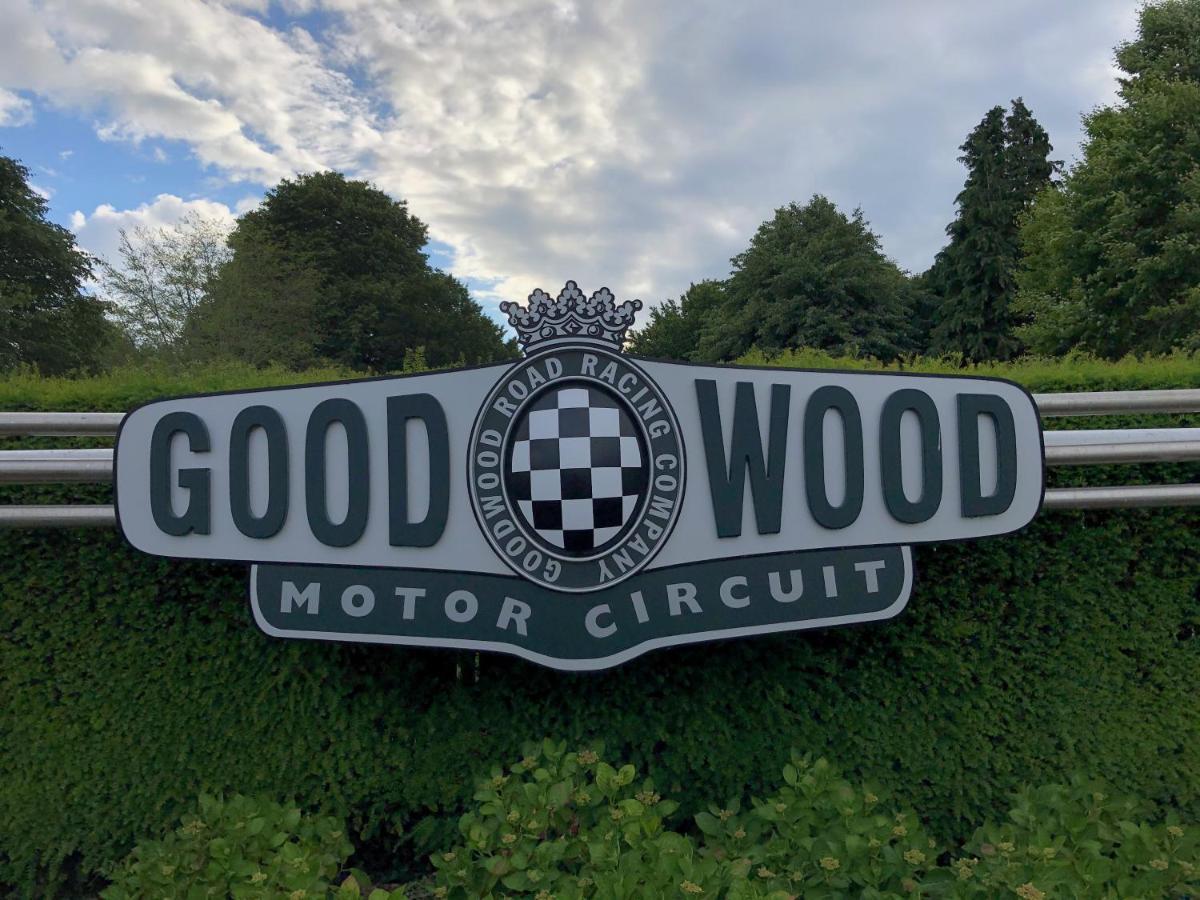 Flint House - Goodwood Events Bed and Breakfast Chichester Exteriör bild